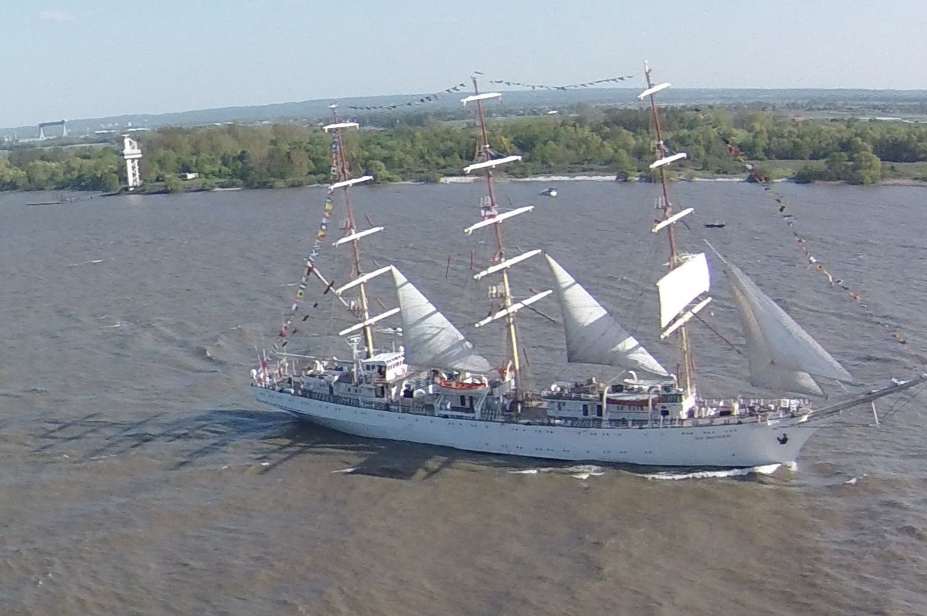 Dar Mlodziezy bei der Vorbefahrt in Wittenbergen