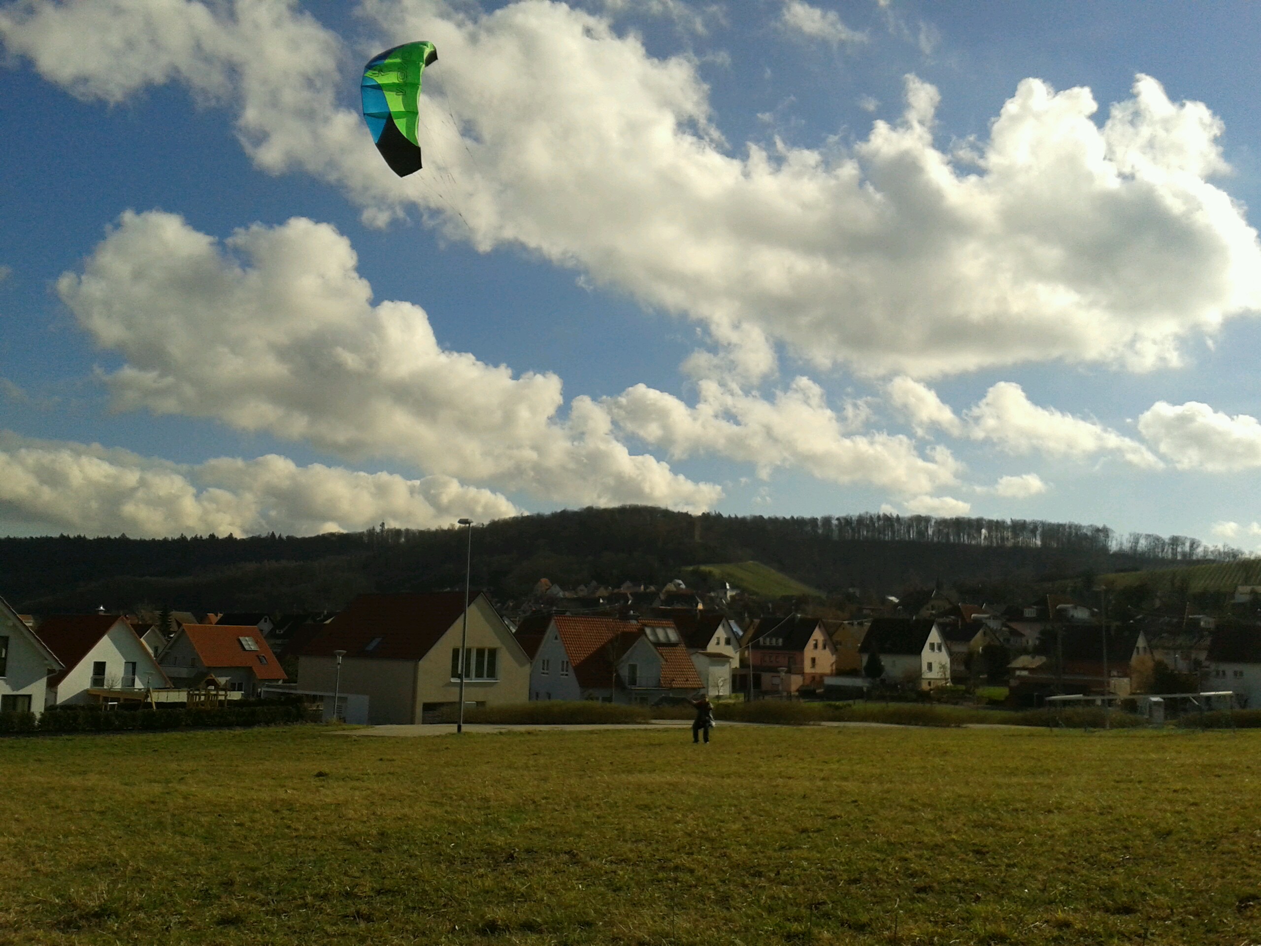 Spiderkites Mono 2.0 vor der Kulisse von Sternenfels