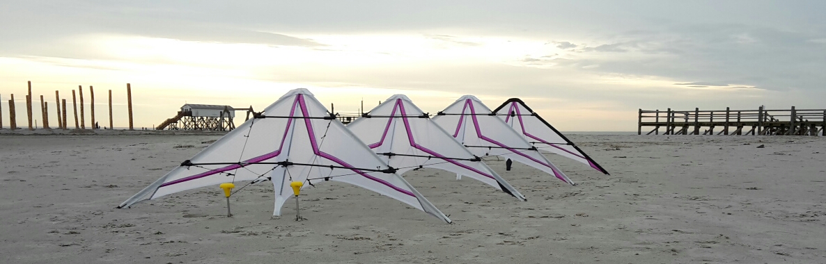 Wolsing Schwestern-Gespann (Nachbauten) am Strand von SPO